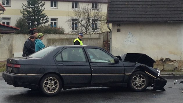 V Bchovicch se srazilo auto mstsk policie s osobnm autem.