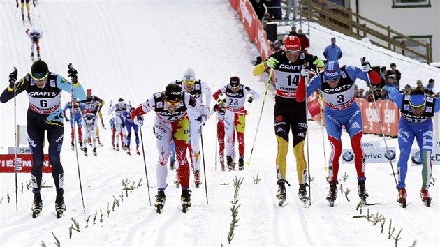 SPURT DO CLE. Dramatick zvr pedposledn etapy Tour de Ski ovldl kazask zvodnk Alexej Poltoranin (vlevo s slem 6)
