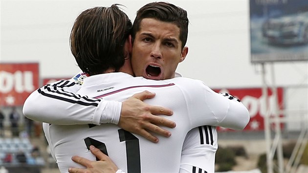 Fotbalist Realu Madrid Cristiano Ronaldo (elem) a Gareth Bale se raduj z glu.