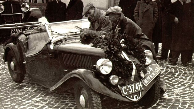 Speciln upraven popular i s posdkou po nvratu  z Rallye Monte Carlo 1936. Na zklad spchu v tto souti pipravil vrobce sportovn stien model koda Popular Sport Monte Carlo pro zjemce z ad veejnosti.
