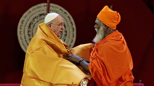 Pape se setkal i hinduistickm knm.