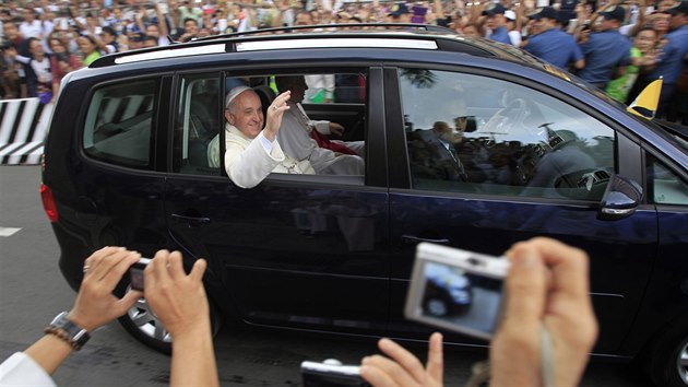 Ulice Manily, jimi pape projdl, lemovaly desetitisce lid.

