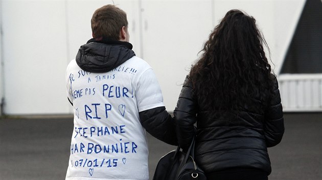 V msteku Pontoise u Pae v ptek ped polednem probhl za asti stovek lid poheb zesnulho feditora Charlie Hebdo Stphana Charbonniera (16. ledna)