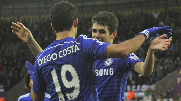 Oscar (vpravo) slav svj gl se spoluhrem Diegem Costou, jen se v utkn proti Swansea tak trefil. Chelsea si pipsala vysokou vhru.