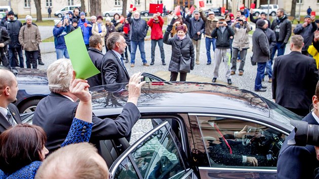 Jako odpov na oekvan erven karty v rukou demonstrant vytasila v Pardubicch prezidentova manelka Ivana Zemanov kartu zelenou.