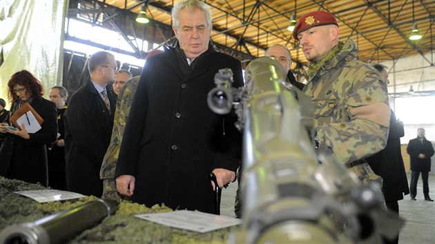 Prezident Milo Zeman se v Chrudimi setkal s vojky ze 43. vsadkovho praporu.