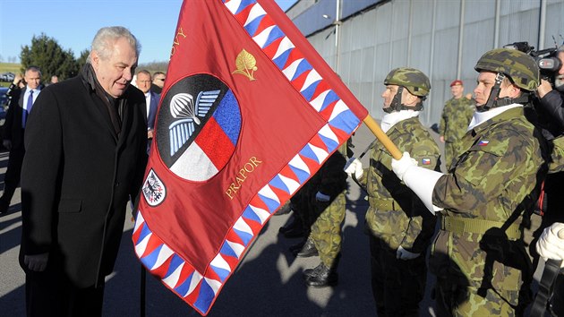 Prezident Milo Zeman se v Chrudimi setkal s vojky ze 43. vsadkovho praporu.