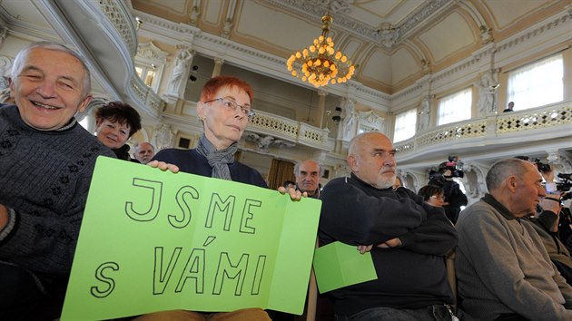 Milo Zeman se v Chrudimi setkal s obany ve velkm sle Chrudimsk besedy. Prezidentovi pznivci mu vyjadovali podporu zelenmi kartami.