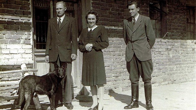 Rudolf abka, Boena abkov a jejich syn Ladislav ped domem v amberku, ve kterm
ukrvali na pelomu rok 1944 a 1945 parautisty ze skupiny Barium