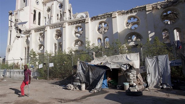 Trosky katedrly Marie La Jesula Joseph v centru Port-au-prince v lednu 2010 (nahoe) a o pt let pozdji.