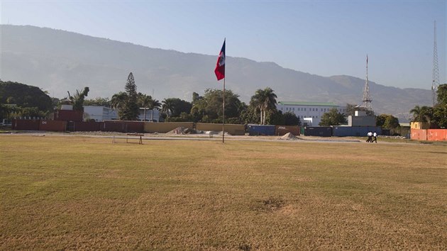 Trosky Nrodnho palce v Port-au-Prince na snmcch z ledna 2010 (nahoe) a ledna 2015.