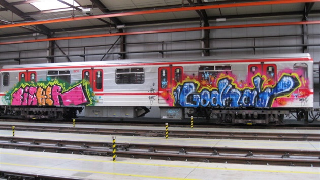 Graffiti pravideln hyzd i vozy metra.