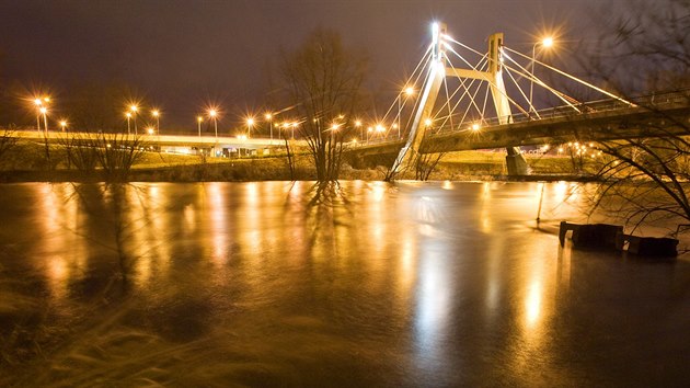 Ohe v Karlovch Varech pod Tuhnickm mostem, obleva zvedla hladinu eky (10. ledna 2015).