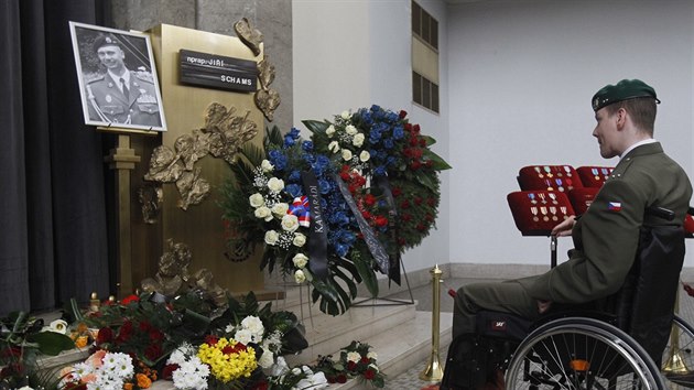 Lid se ve stranickm krematoriu v Praze rozlouili s veternem z Afghnistnu Jim Schamsem (15. ledna 2015).