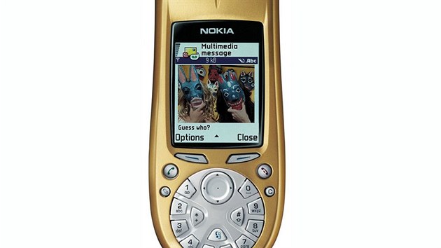 Nokia 3650 z roku 2002 je dalm dkazem, e finsk firma rda prolapovala slep uliky. Jeden z prvnch smartphon na trhu s prvn verz Symbianu ml prapodivn tvar a zcela originln klvesnici ve tvaru cifernku. dn velk spch to nebyl.