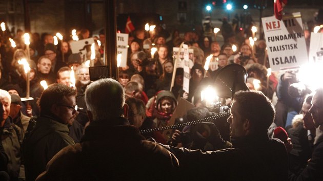 Protestujc maj npisy hlsajc Ne nsil a rasismu i Ne fundamentalistickmu islmu. (19. ledna 2015)