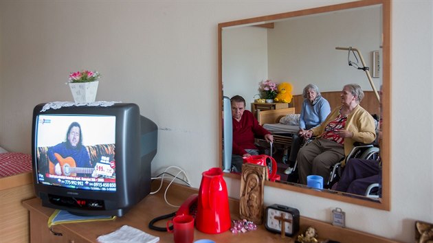 Klientky domova pro seniory v Kubov Huti se bav sledovnm televize.