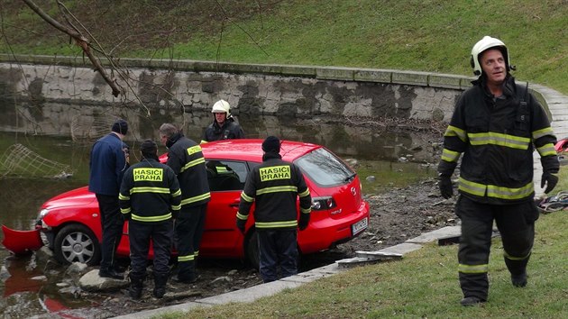 V praskm Bevnov sjelo patn zaparkovan auto do rybnka.