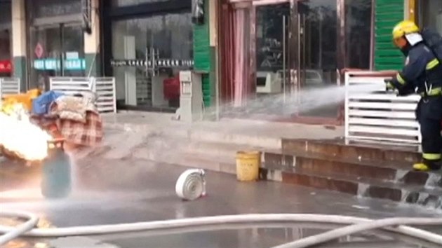 Hasii v nskm mst Su-chien vythli pi poru restaurace z budovy hoc propan-butanov lahve a zaali je hasit na ulici.