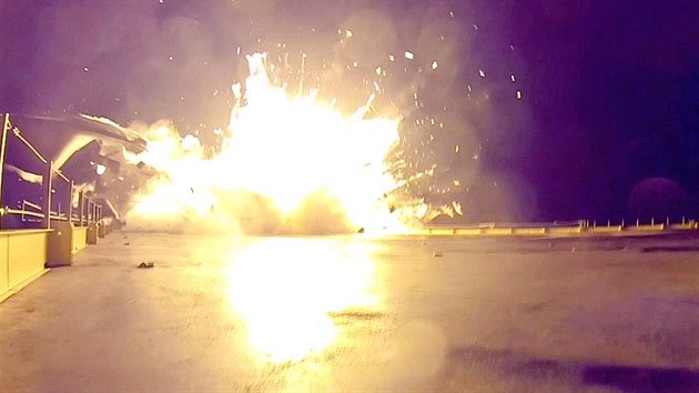Závrená exploze po dopadu prvního stupn rakety Falcon 9 na palubu pistávací...