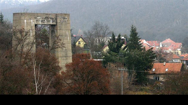 Zklad mostu pod plnovanou Hitlerovou dlnic je stle k vidn v brnnsk sti Bystrc.