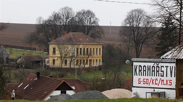 Vesnice na bezch vodnho dla vihov trp patnm dopravnm spojenm a tak nedostatenou infrastrukturou. I proto z nich lid odchzej a obce pomalu vymraj. Na snmku Martinice.