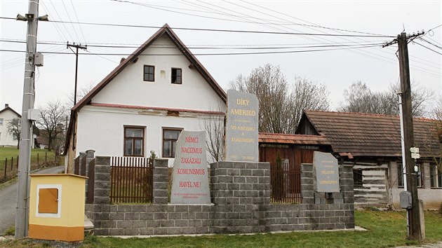 Vesnice na bezch vodnho dla vihov trp patnm dopravnm spojenm a tak nedostatenou infrastrukturou. I proto z nich lid odchzej a obce pomalu vymraj. Na snmku Blaejovice.