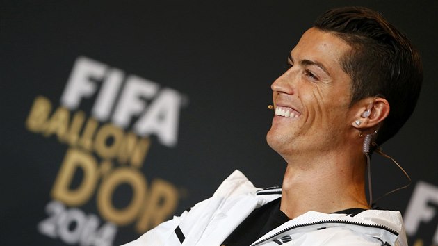 Portugalsk tonk Cristiano Ronaldo z Realu Madrid poslouch otzku na tiskov konferenci ped vyhlenm Zlatho me 2014.