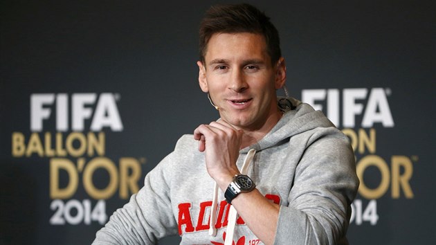 Argentinsk tonk Lionel Messi z Barcelony se usmv pi poslechu otzky na tiskov konferenci ped vyhlenm Zlatho me 2014.