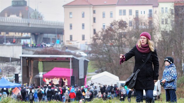 Jeden ze ty prvod, kter zamily ped zahajovacm ceremonilem na nmst Republiky, vyel ze Slovan.