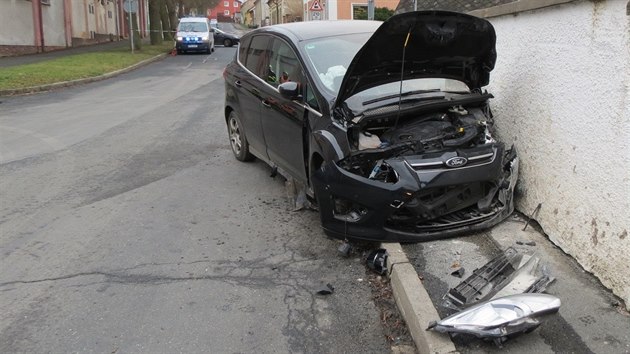 Ford C Max po nrazu do zdi v Jirskov ulici v Domalicch.