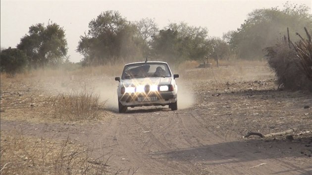 Loskho ronku africkho dobrodrustv se zastnila i maarsk posdka ve voze koda 120.