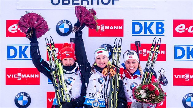 Ti nejlep ze zvodu biatlonistek s hromadnm starem v Oberhofu: (zleva) druh Veronika Vtkov, vtzka Darja Domraevov a tet Tiril Eckhoffov.