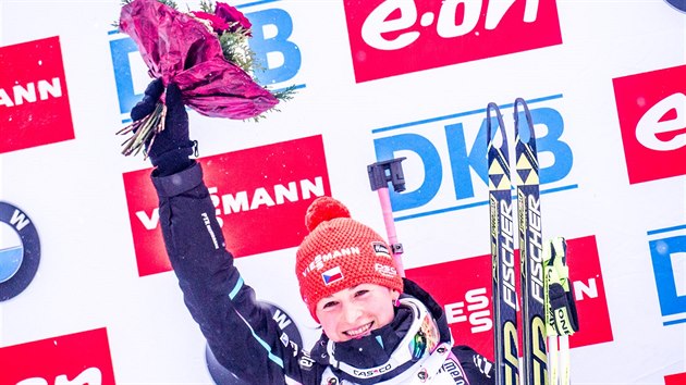 Veronika Vítková na stupních vítz v Oberhofu po druhém míst v závod s...