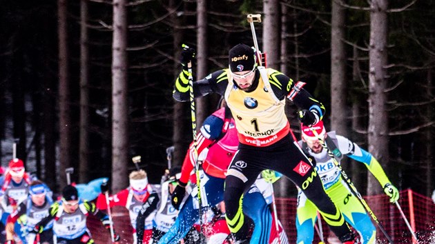 Francouzsk servisman Martin Fourcade v ele zvodu s hromadnm startem v Oberhofu.