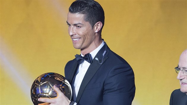 Cristiano Ronaldo z Realu Madrid se Zlatm mem pro nejlepho fotbalistu roku.