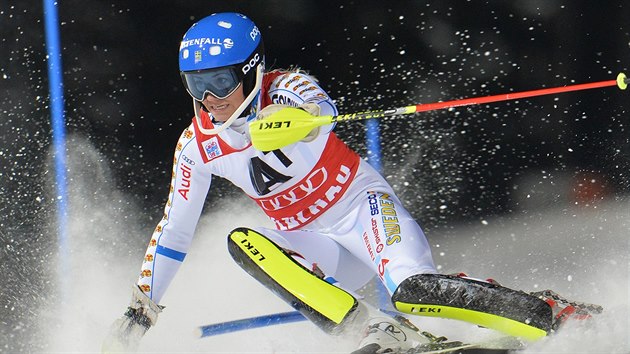 vdsk lyaka Frida Hansdotterov na trati slalomu ve Flachau.