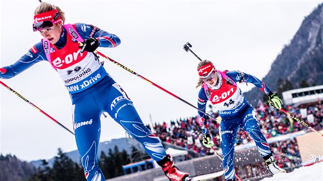 Biatlonistky Gabriela Soukalov (vlevo) a Eva Puskarkov na trati sprintu v Ruhpoldingu.