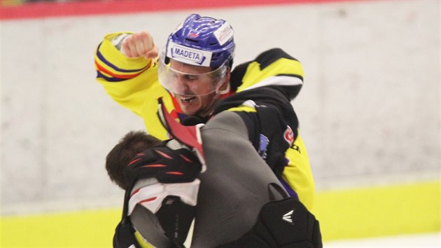 eskobudjovick hokejista Michal vihlek (nahoe) v bitce s Jakubem Chrpou z Kadan.