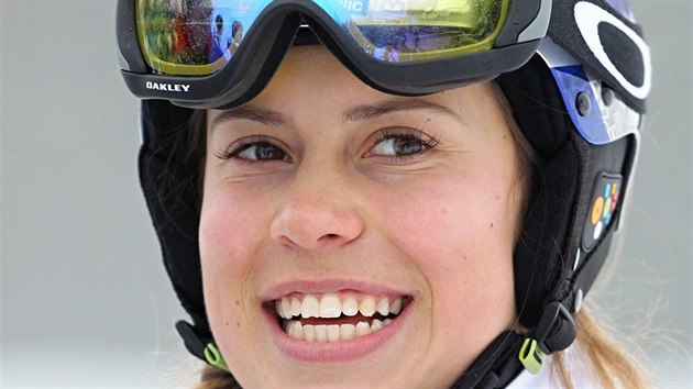 Olympijsk vtzka Eva Samkov na slavnostnm oteven drhy pro profesionln i amatrsk snowboardisty a lyae v Harrachov.