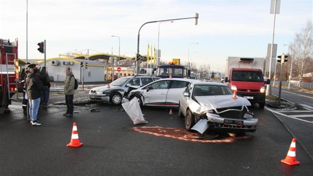 Na jedn z umperskch kiovatek se v ter rno srazila ti auta pot, co edestilet idika nezastavila na ervenou.