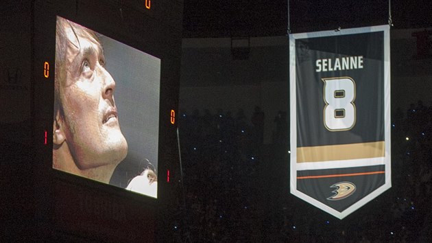 Teemu Selänne se oficiáln stal legendou Anaheimu Ducks, jeho dres s íslem 8...