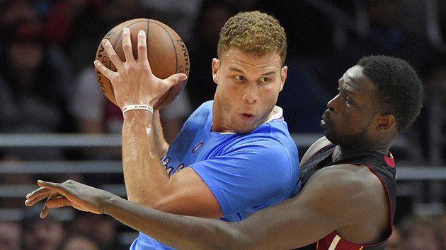 Blake Griffin (vlevo) z LA Clippers se tla do Luola Denga z Miami.