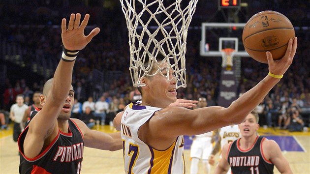 Jeremy Lin z LA Lakers a jeho zakonen na ko Portlandu, ve snaze blokovat ske Nicolas Batum.