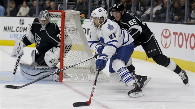 Nazem Kadri (v blm) z Toronta m ped branku Martina Jonese z Los Angeles.