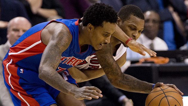 Kyle Lowry (v blm) z Toronta a Brandon Jennings z Detroitu bojuj o m.