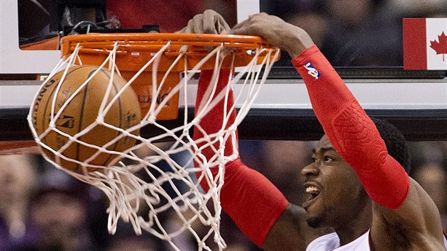 Terrence Ross z Toronta smeuje do koe Detroitu.