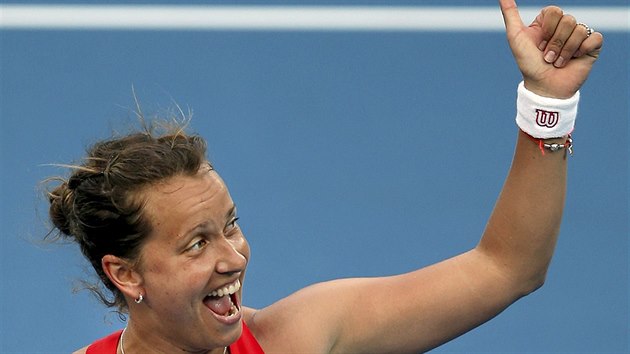 Barbora Zhlavov-Strcov se raduje, ve druhm kole na turnaji v Sydney vyadila Samanthu Stosurovou.