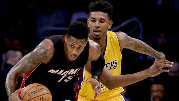 Mario Chalmers (vlevo) z Miami unik Nicku Youngovi z LA Lakers.