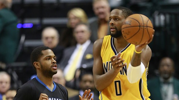 C.J. Miles (vpravo) z Indiany hled pihrvkou spoluhre, brn ho Troy Daniels z Minnesoty.